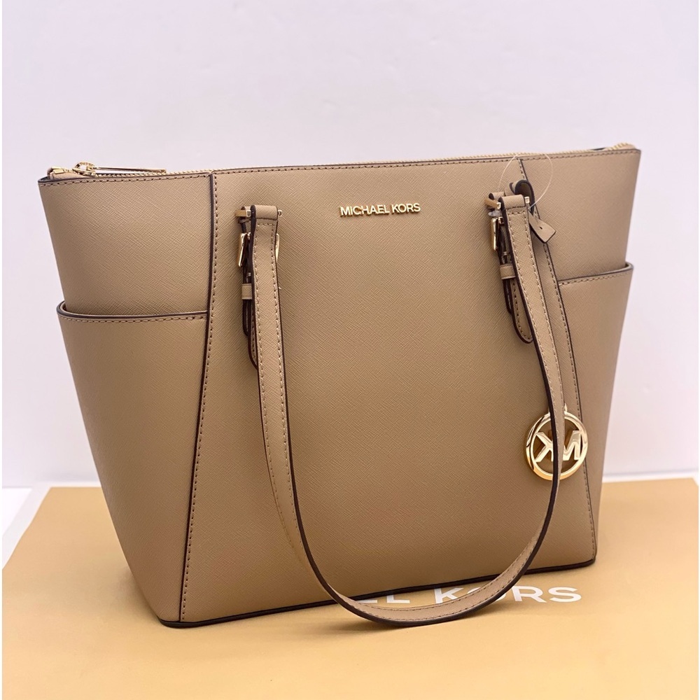 MICHAEL KORS CHARLOTTE
LARGE TOP ZIP TOTE SHOULDER BAG CAMEL COLOR - Picture 5 of 11